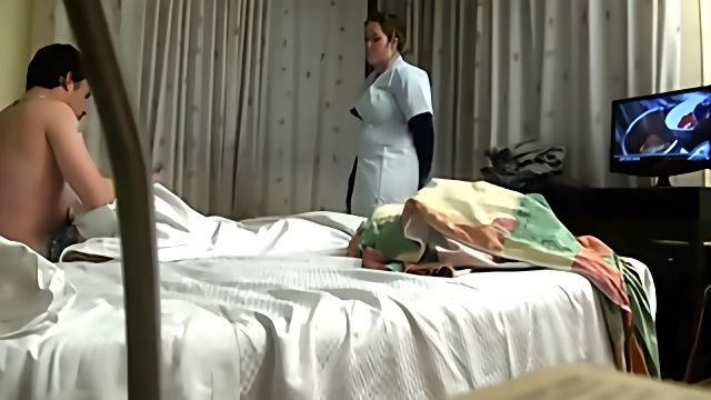 Горничная согласилась за деньги перепихнуться с туристом в его номере