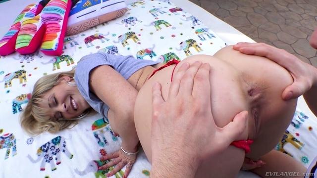 Мужик раздвинул анус мамки, затолкал свой член глубоко ей в глотку и оттрахал ее в задницу прямо на улице