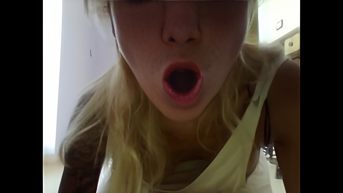 mum teases you ... it's so beautiful! her ass is soft and welcoming ... put it inside but careful! has the vice of the farts