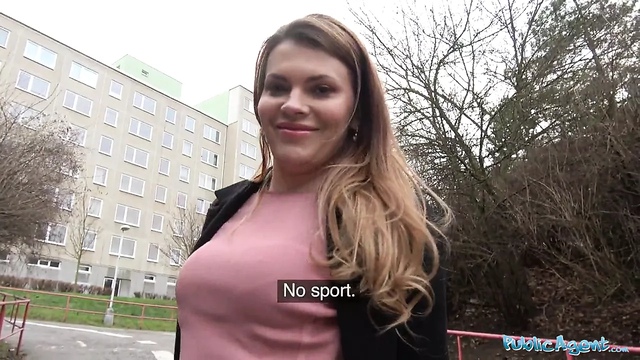 Наглый пикапер из Чехии соблазнил русскую маму отсосать ему на улице и отодрал её во влагалище в чужом помещении