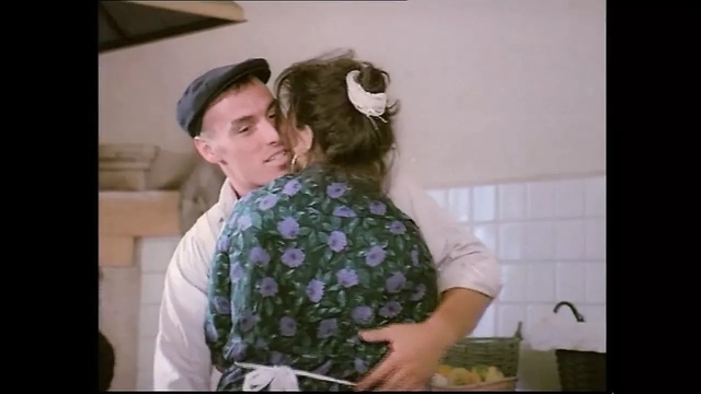 Итальянские служанки жахаются в анал с садовником и домработником, а жена хозяина подглядывает и мастурбирует